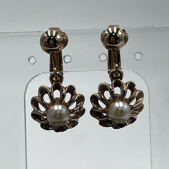 Vintage Avon Faux White Pearl Flower Drop Dangle Gold Tone Clip On Earrings - Picture 1 of 14